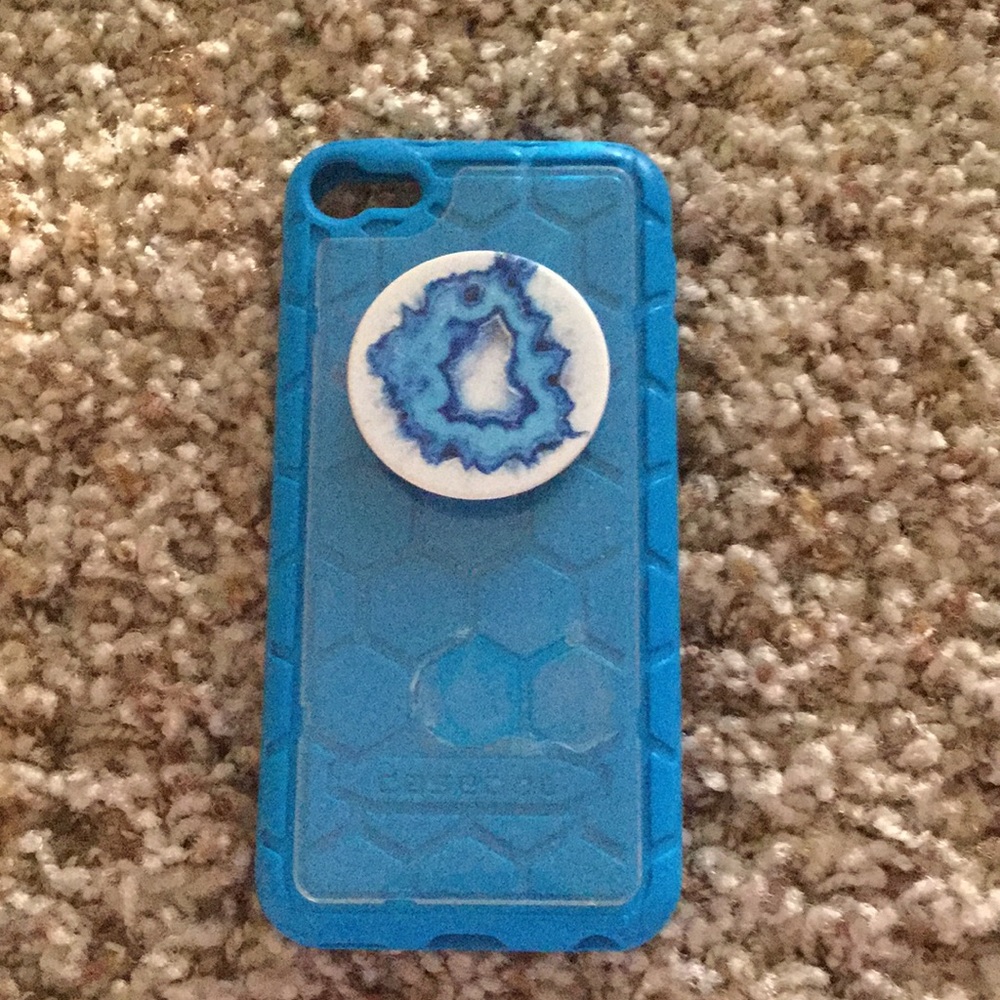 Blue iPod touch 6th generation case and popsocket